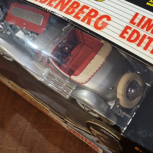 Clark Gables's American Muscle Classics 1935 Duesenberg Roadster Silver/Red - Picture 11 of 12